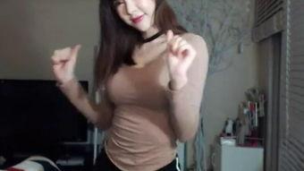 韩国美女主播艾琳,韩国美女主播的时尚魅力与职业风采