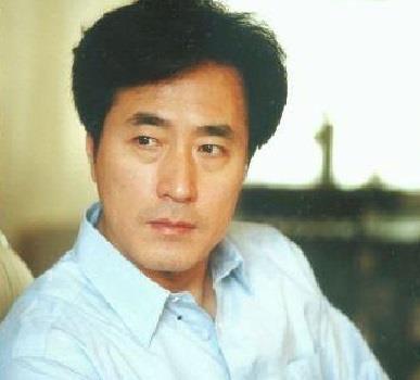 演员杨立新的老婆照片,揭秘演员杨立新老婆的美丽瞬间