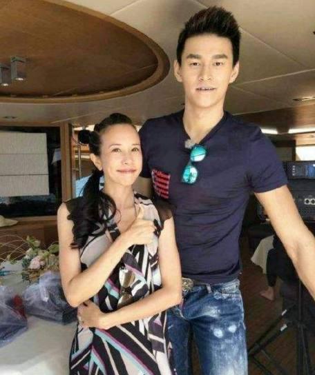 最萌身高差拥抱图片